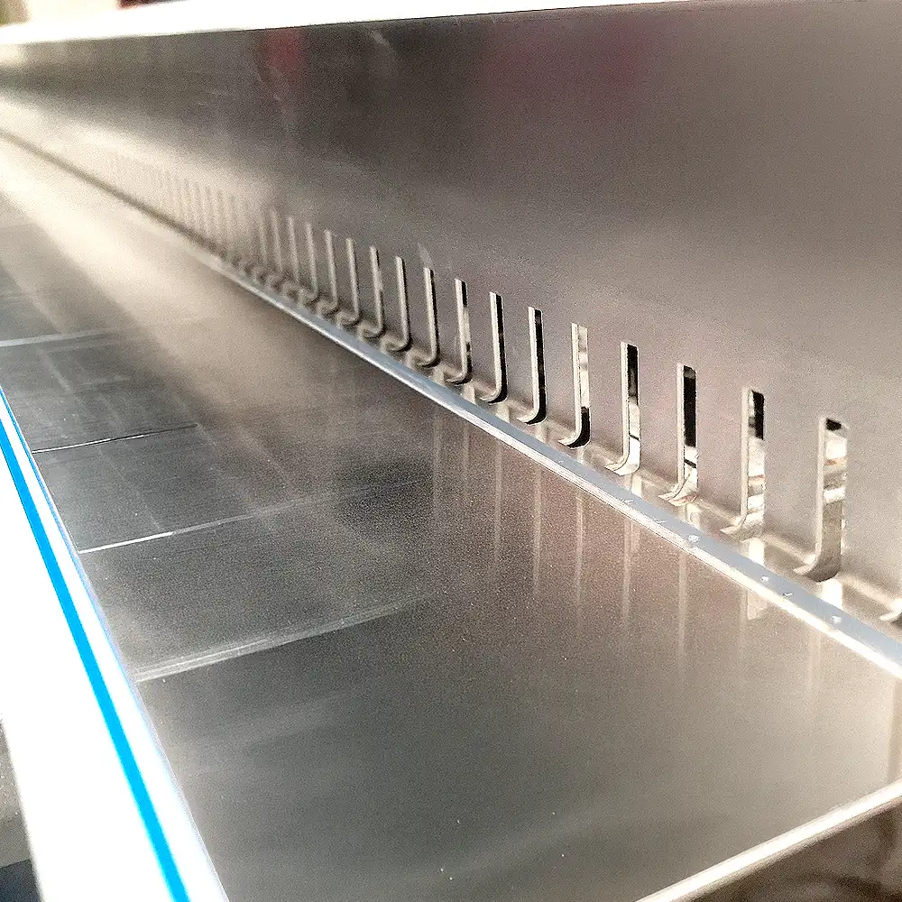 Herstellung und Abkantung von Kiesfangleisten aus 1,5 mm Aluminium